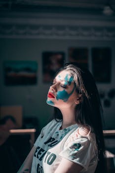 这幅女性肖像画富有创意，画中人物面庞鲜蓝、红唇夺目，充满了艺术表现力