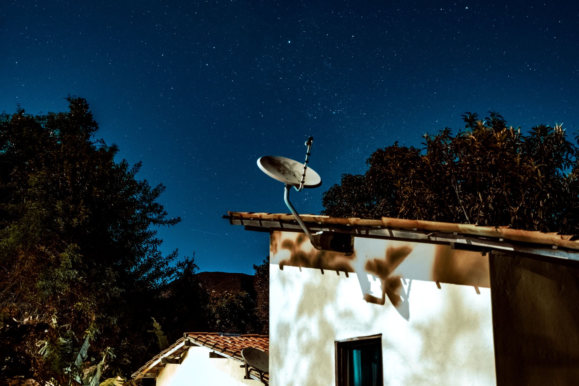 Antena de internet satelital instalada en el techo de una vivienda rural