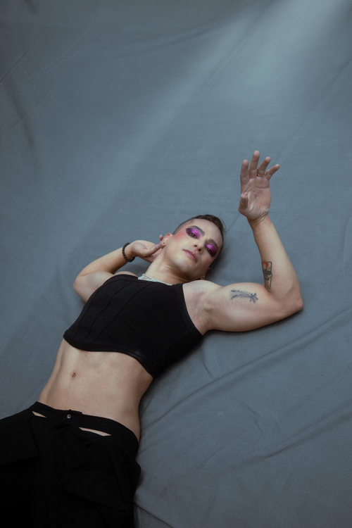Free Stylish woman with vibrant makeup and tattoos lying indoors, showcasing modern fashion and lifestyle in Mexico City. Stock Photo
