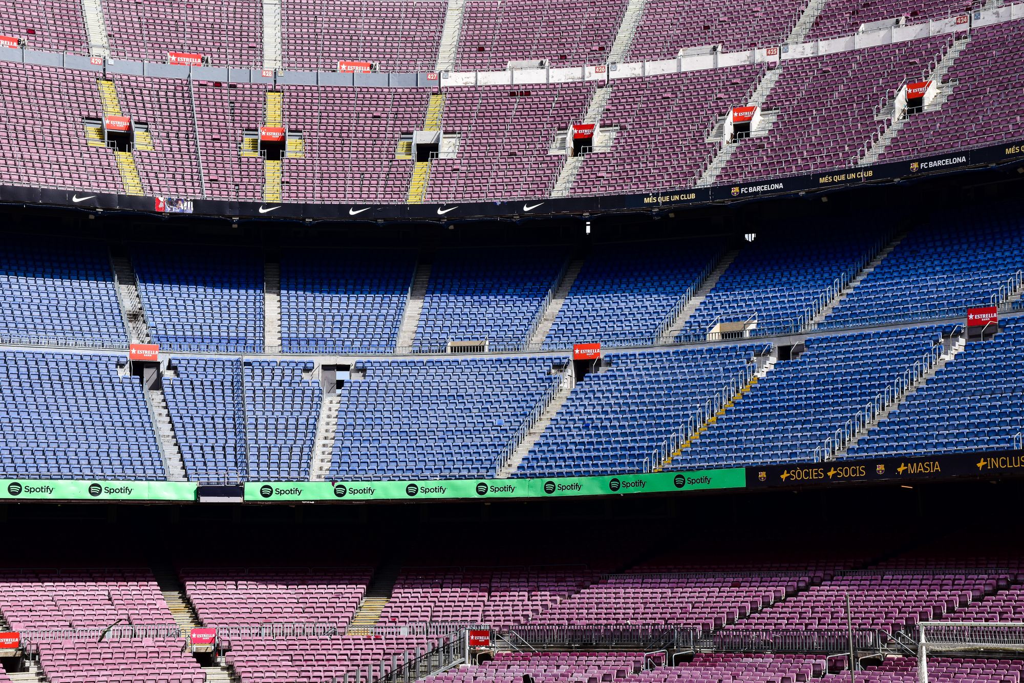 Vista exterior del estadio del FC Barcelona con estructuras de obra y grúas