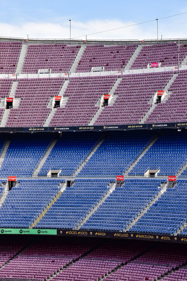 Modernt stadion med sittplatser