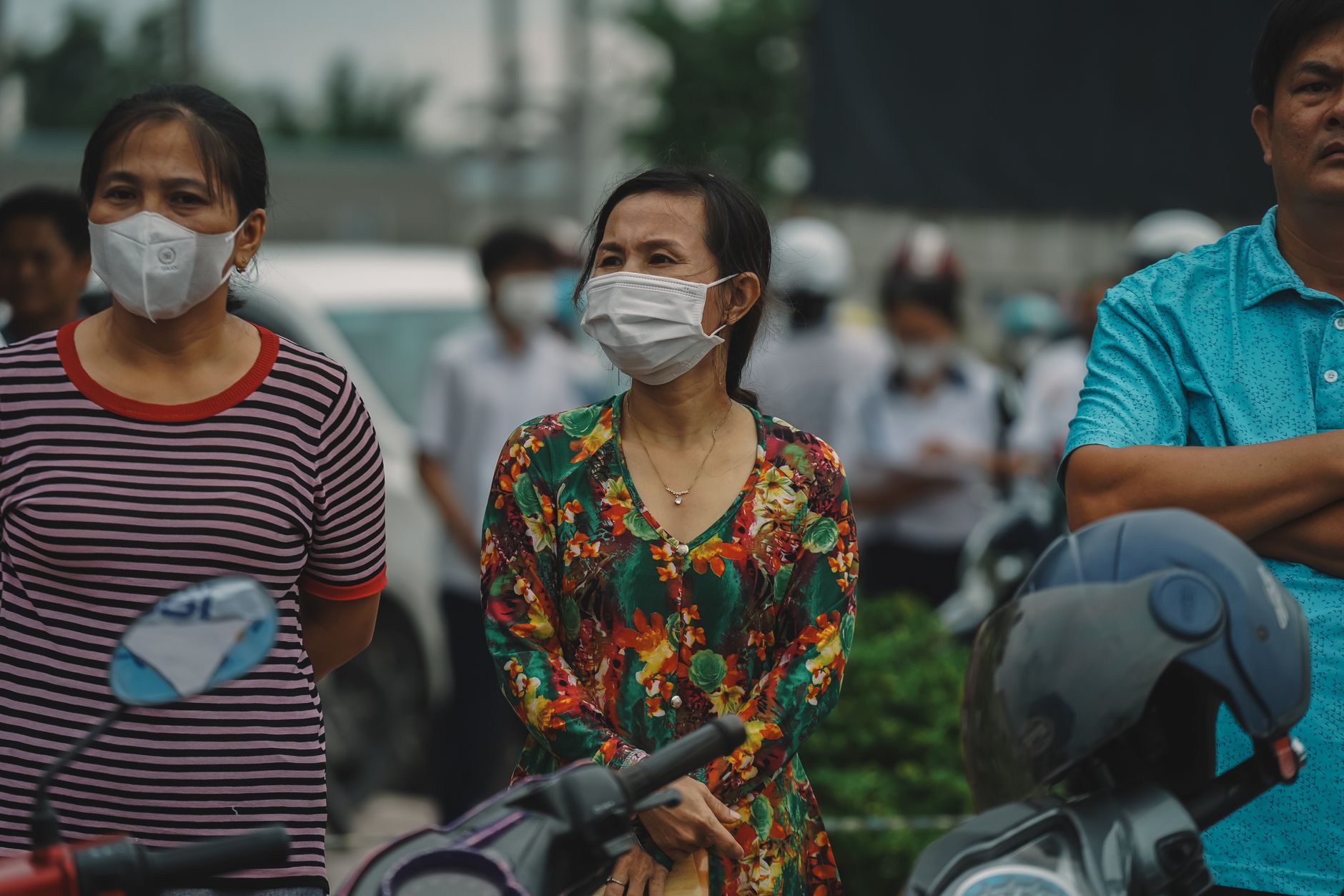 Người dân đứng trong xe ghi chú địa chỉ nghi vấn, tuyệt đối không tiến gần khu nhà kho ban đêm
