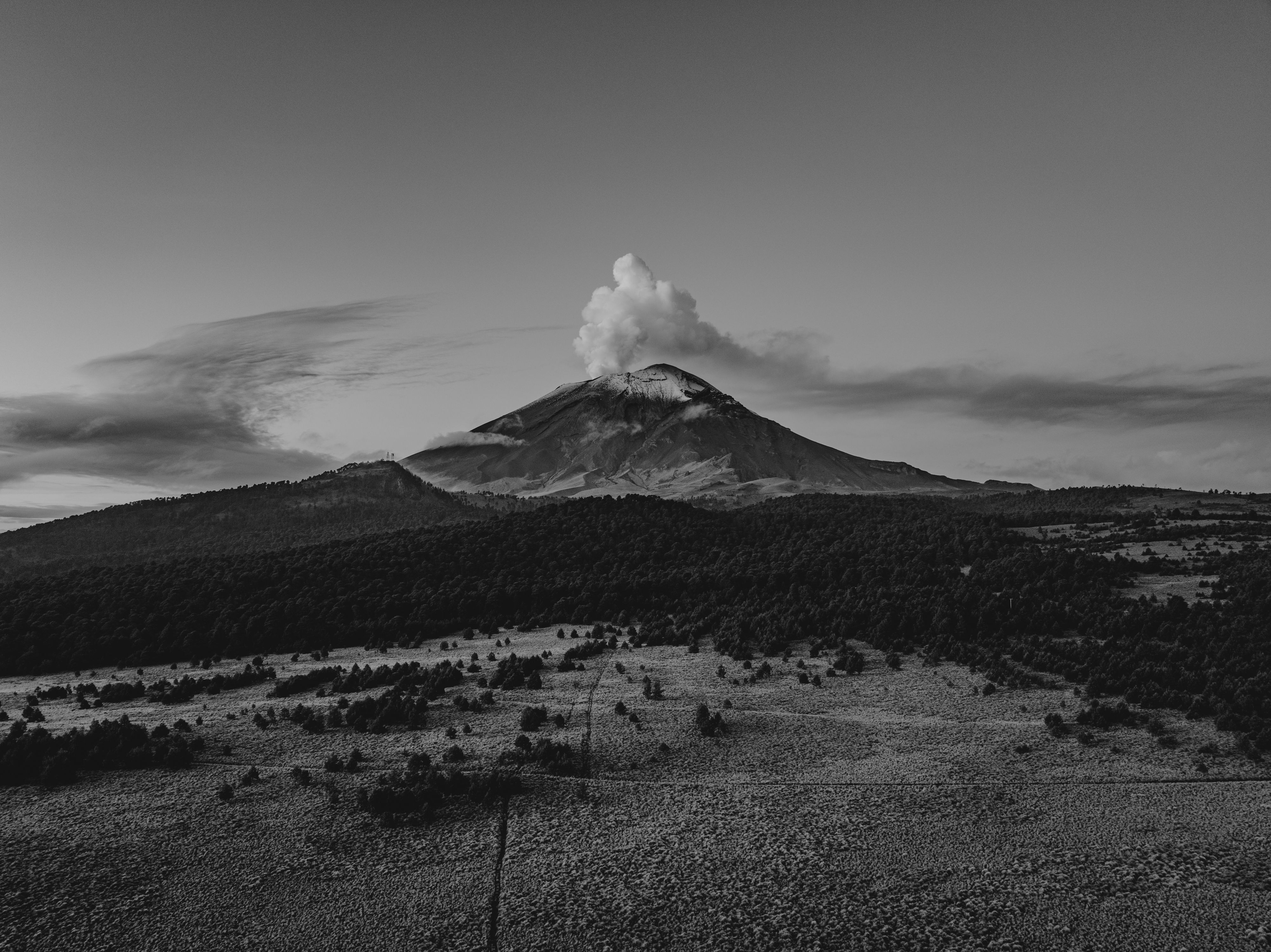 Kebakaran Bromo Belum Sepenuhnya Padam, Dua Titik Api Masih Bertahan di Tebing Curam