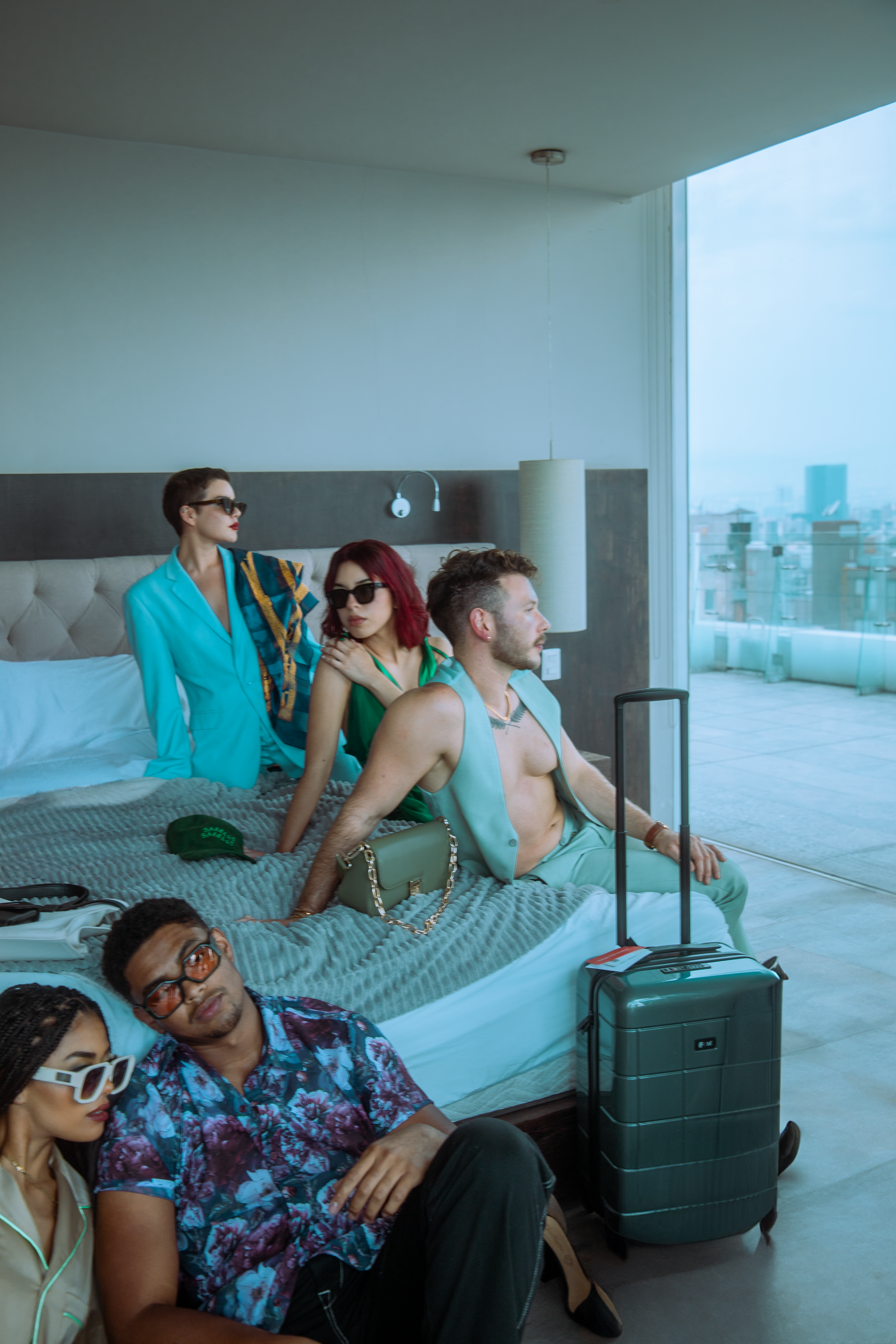 Grupo fashion relaxando em um quarto de hotel em Ciudad de México, destacando estilo moderno e união.