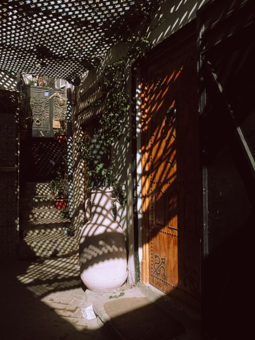 Free A sunlit courtyard in Tunis showcasing intricate shadows and traditional architecture. Stock Photo