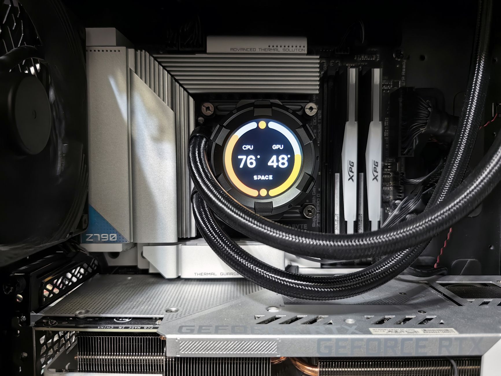 엔비디아 GPU 수요 폭증: AI 시대 핵심 동력 확보 전략 5 Close-up view of advanced PC hardware with visible GPU and cooling system in detail.