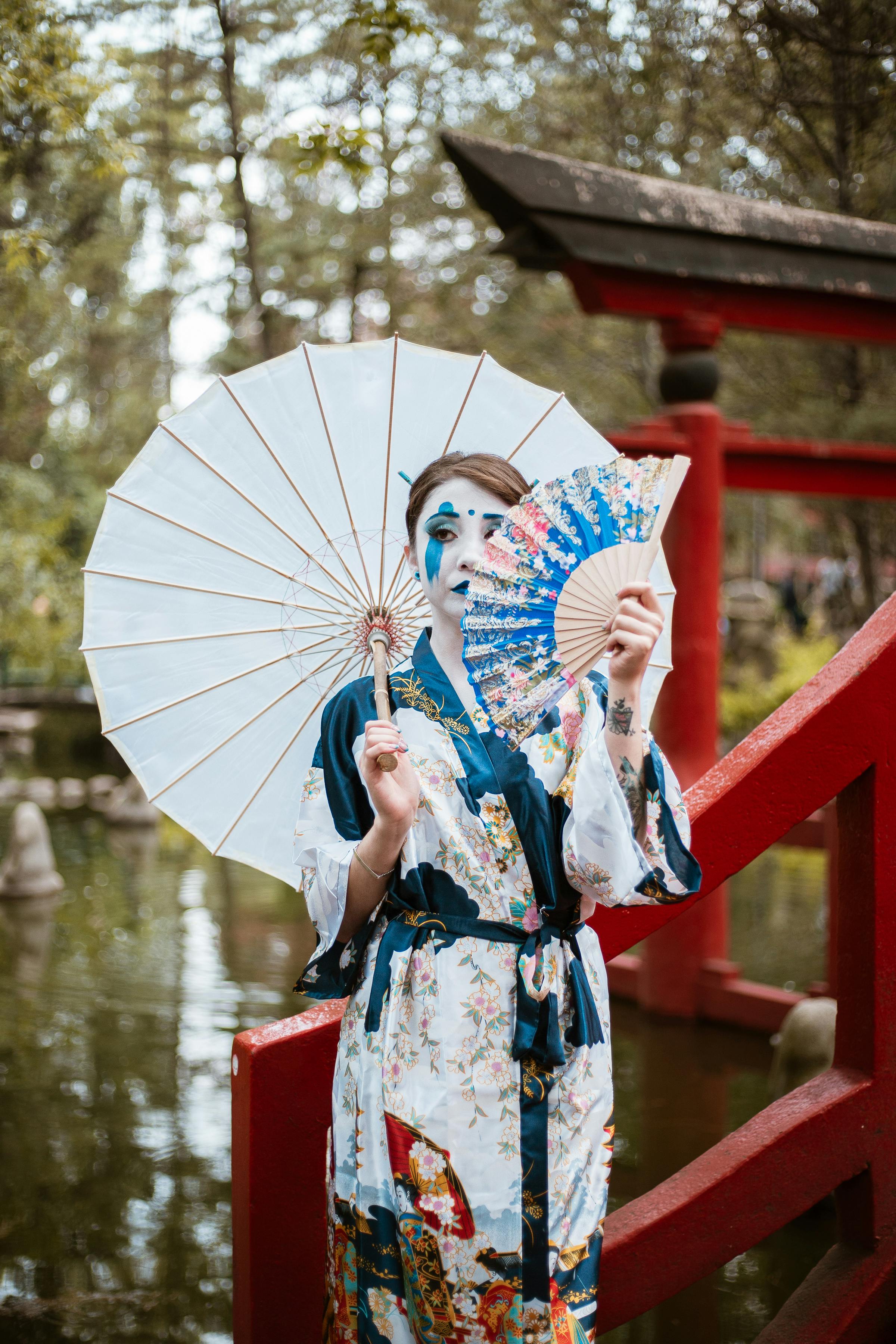 geisha con kimono y detalles azules