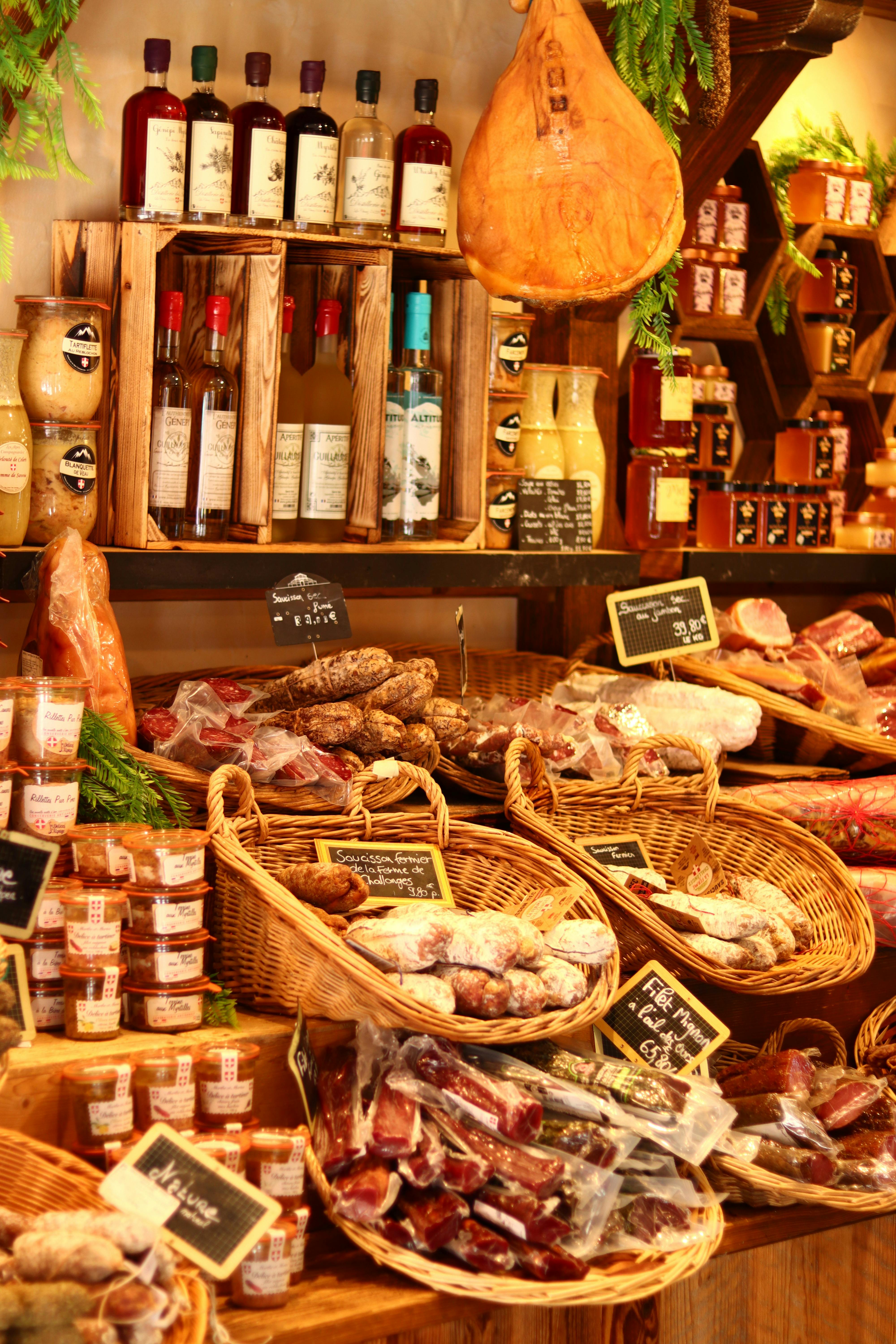 Étalage de charcuteries et saucissons dans une épicerie fine, produits du terroir français
