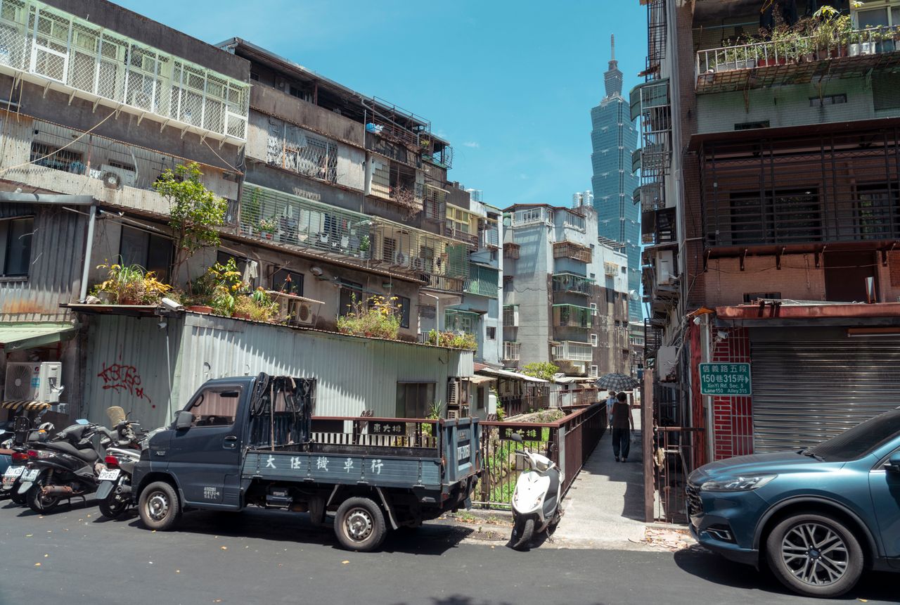 Man and van Cuminestown — removals work in progress