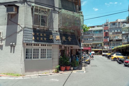 Free Explore the urban landscape of Taipei with traditional buildings and bustling streets. Stock Photo