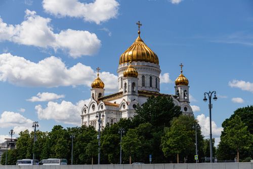 Free A stunning view of the Cathedral of Christ the Saviour in Moscow, featuring its iconic golden domes against a blue sky. Stock Photo
