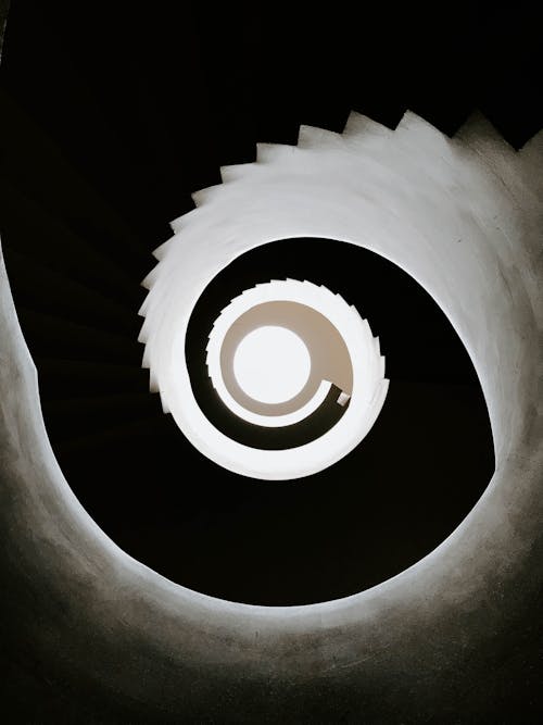 免费 白色和黑色螺旋楼梯 素材图片
