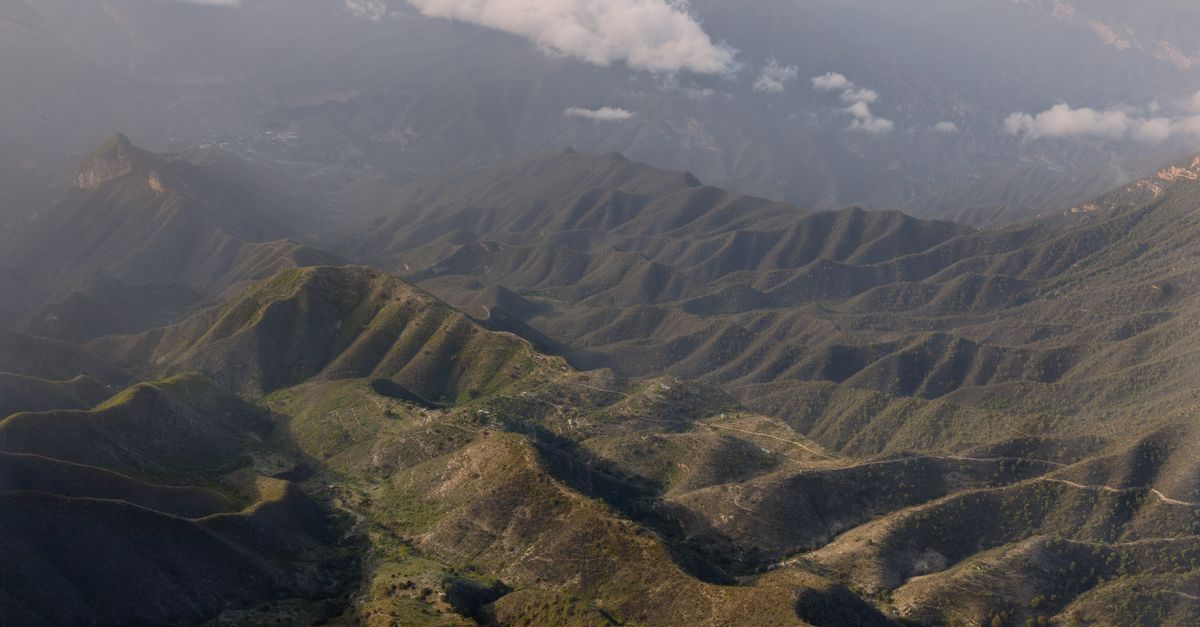 A scenic aerial view of the Sierra Gorda mountain landscape in Pinal de Amoles, Mexico.