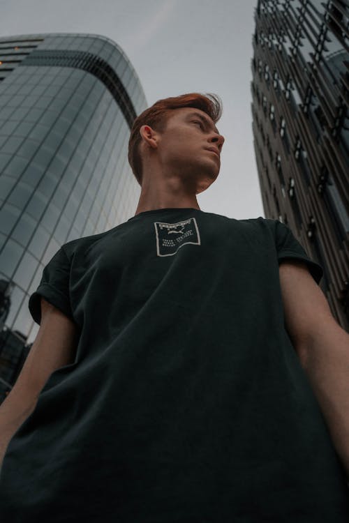 Hombre Vestido Con Una Camiseta Verde Fotografía En Primer Plano