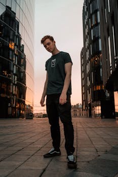 日落时分，时尚的年轻人在圣彼得堡的现代建筑间摆姿势