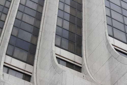 бесплатная Серое высотное здание Стоковое фото