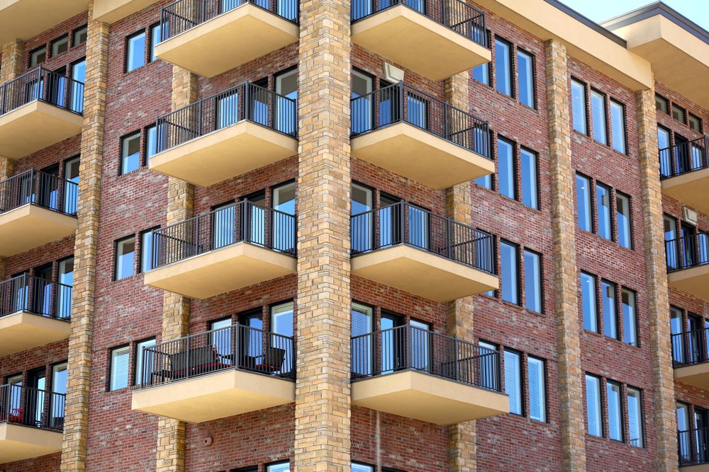 Fachada de ladrillo con balcones en el barrio de Salamanca, donde está la oficina de Solera