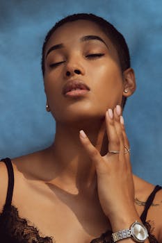 一位闭着眼睛的短发女子，肖像令人惊叹，散发着优雅