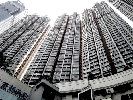 从低角度在日光下透视现代高层建筑的戏剧性景观