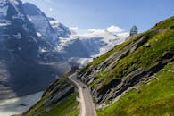 奥地利蒂罗尔州蜿蜒的山路景色优美，非常适合冒险旅行