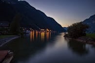 上奥地利州的哈尔施塔特湖，傍晚景色宁静，灯光在水面反射