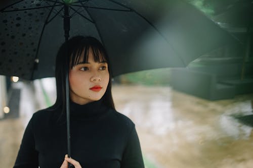 Foto Der Frau, Die Schwarzen Regenschirm Hält