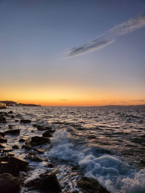 Free Captivating sunset over the sea with waves crashing against rocks at Mudanya seashore, Türkiye. Stock Photo