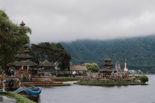 Free Scenic view of the Ulun Danu Beratan Temple surrounded by nature and lake in Bali. Stock Photo