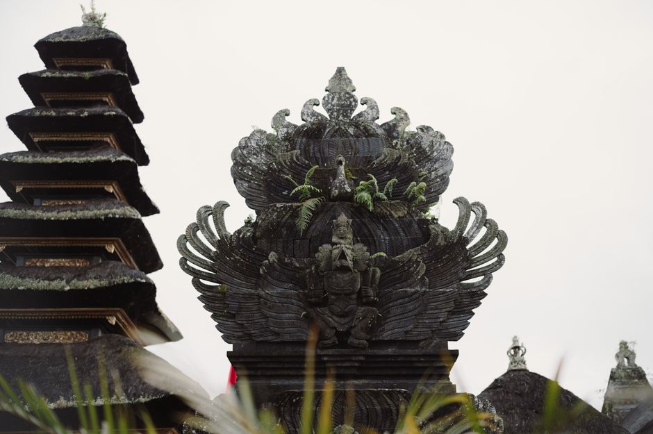 Templo Ulun Danu Beratan en Bali sobre las aguas del lago Bratan con montañas al fondo
