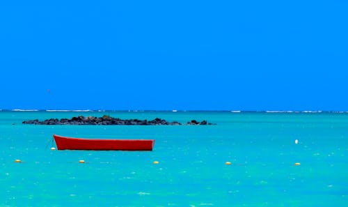 Δωρεάν στοκ φωτογραφιών με βάρκα, βράχια, γαλάζιος ουρανός Φωτογραφία από στοκ φωτογραφιών