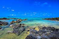 毛里求斯拥有美丽的沿海景观，清澈碧绿的海水和岩石海岸