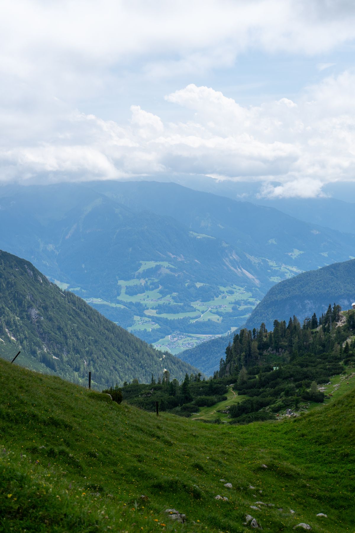 Alpenlandschaft in Tirol, Österreich, mit grünen Tälern und Bergen