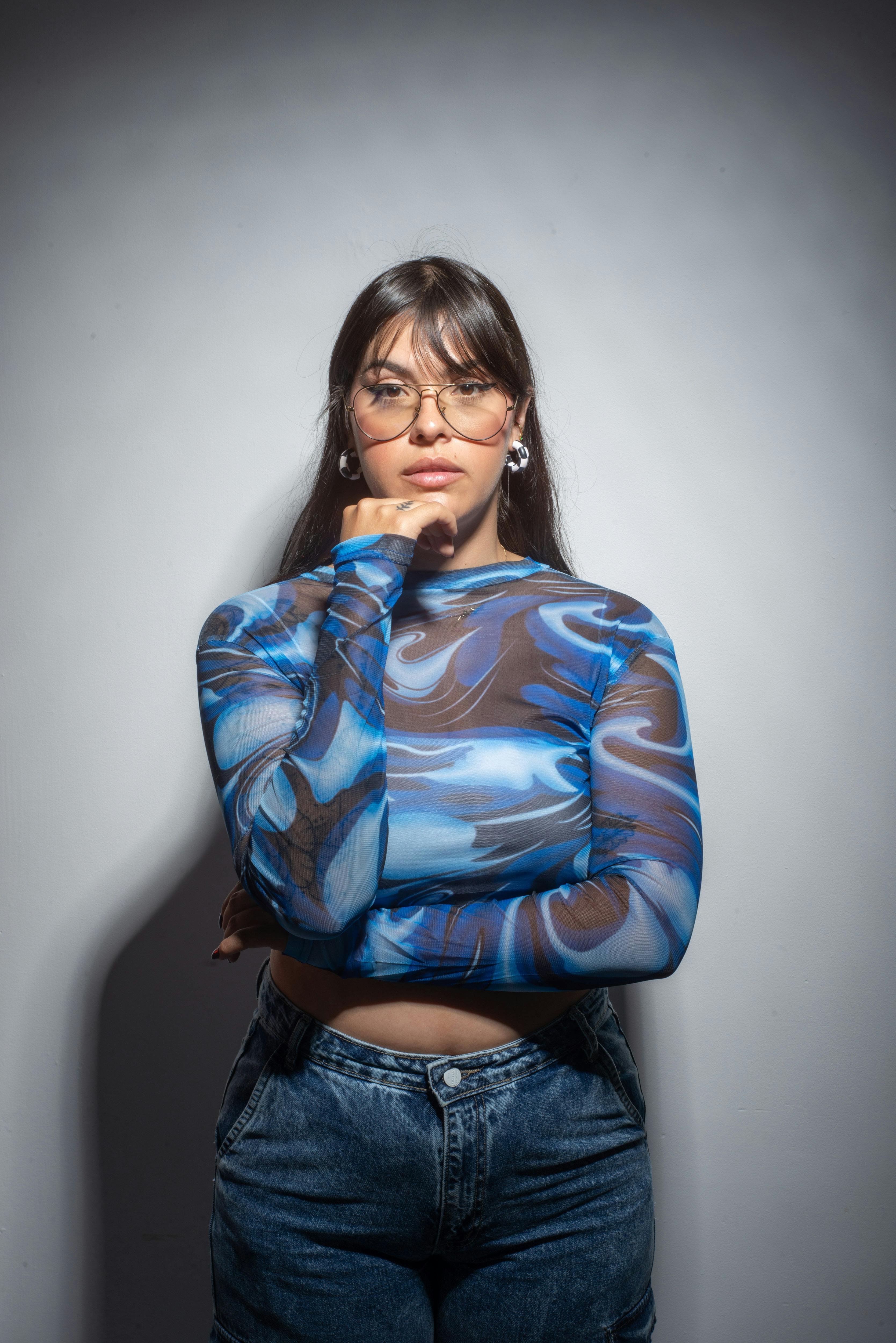 Mujer con vestido azul