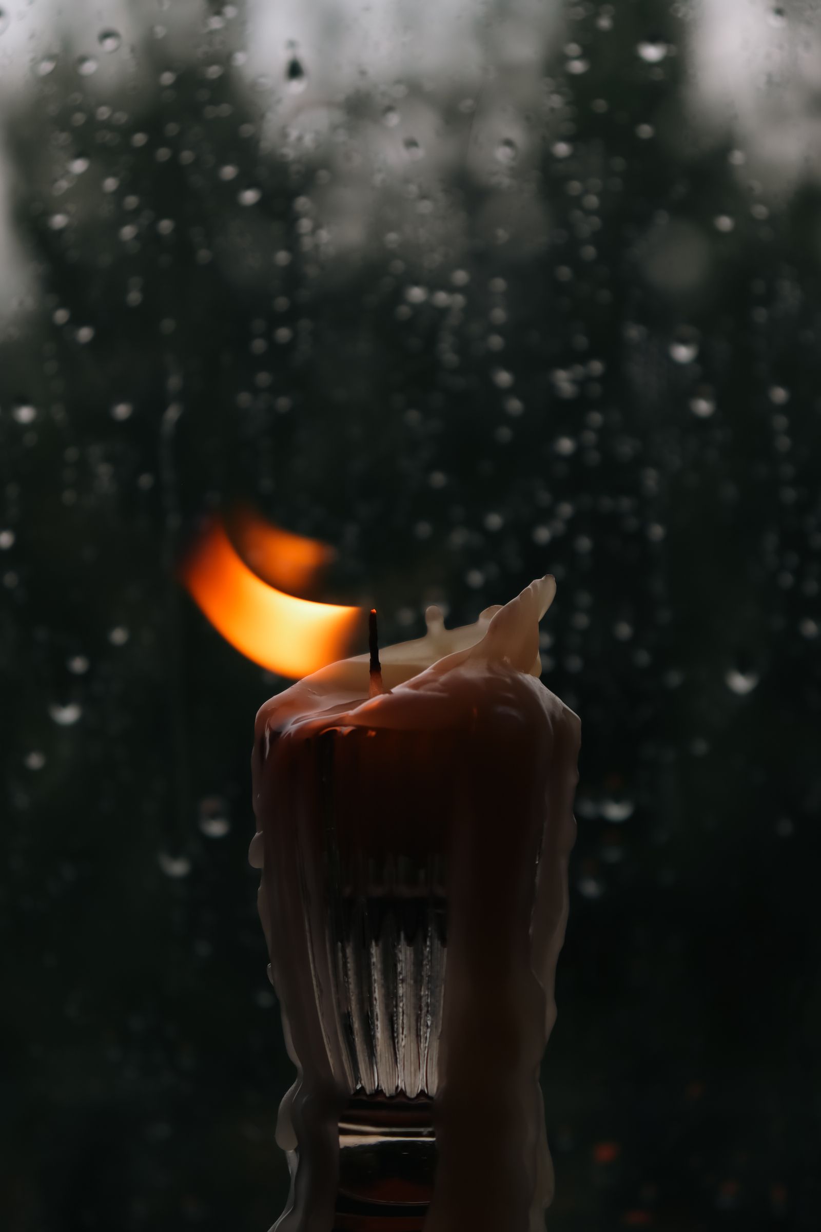 Candle Rain Pane 4K wallpaper