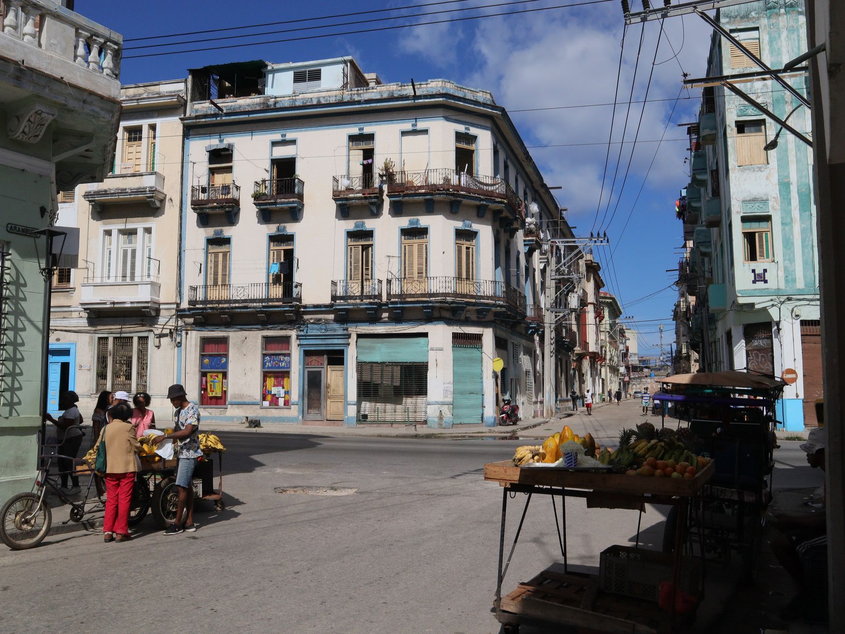 Bustling street in La Habana, Cuba, showcasing classic architecture and local vendors.