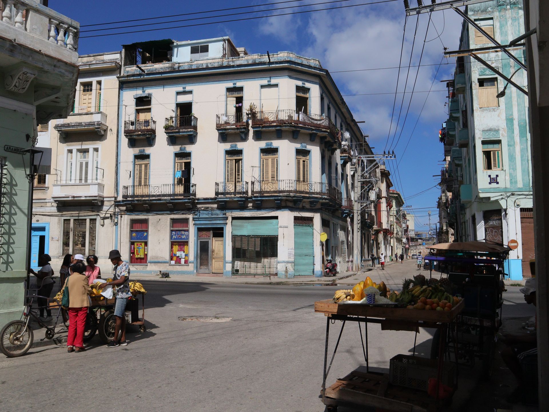 Havana sokağında elektrik direkleri ve telleri