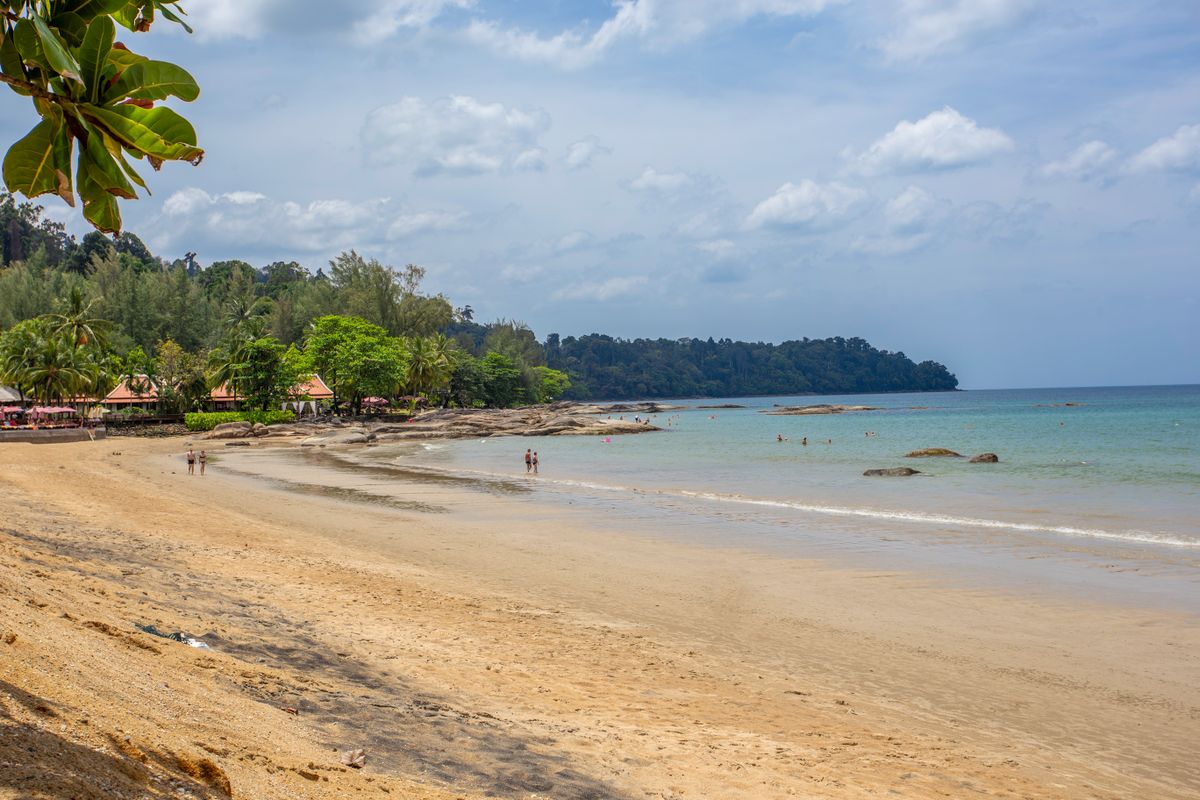 Unde te cazezi în Phuket - Kamala Beach - plajă liniștită cu palmieri