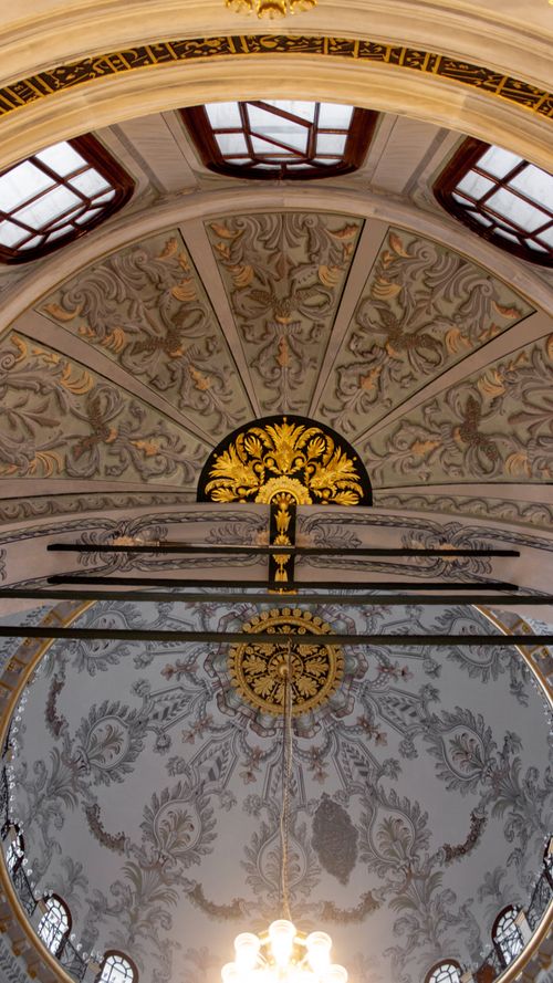 Free Intricate dome ceiling in a historic church showcasing detailed ornamentation. Stock Photo
