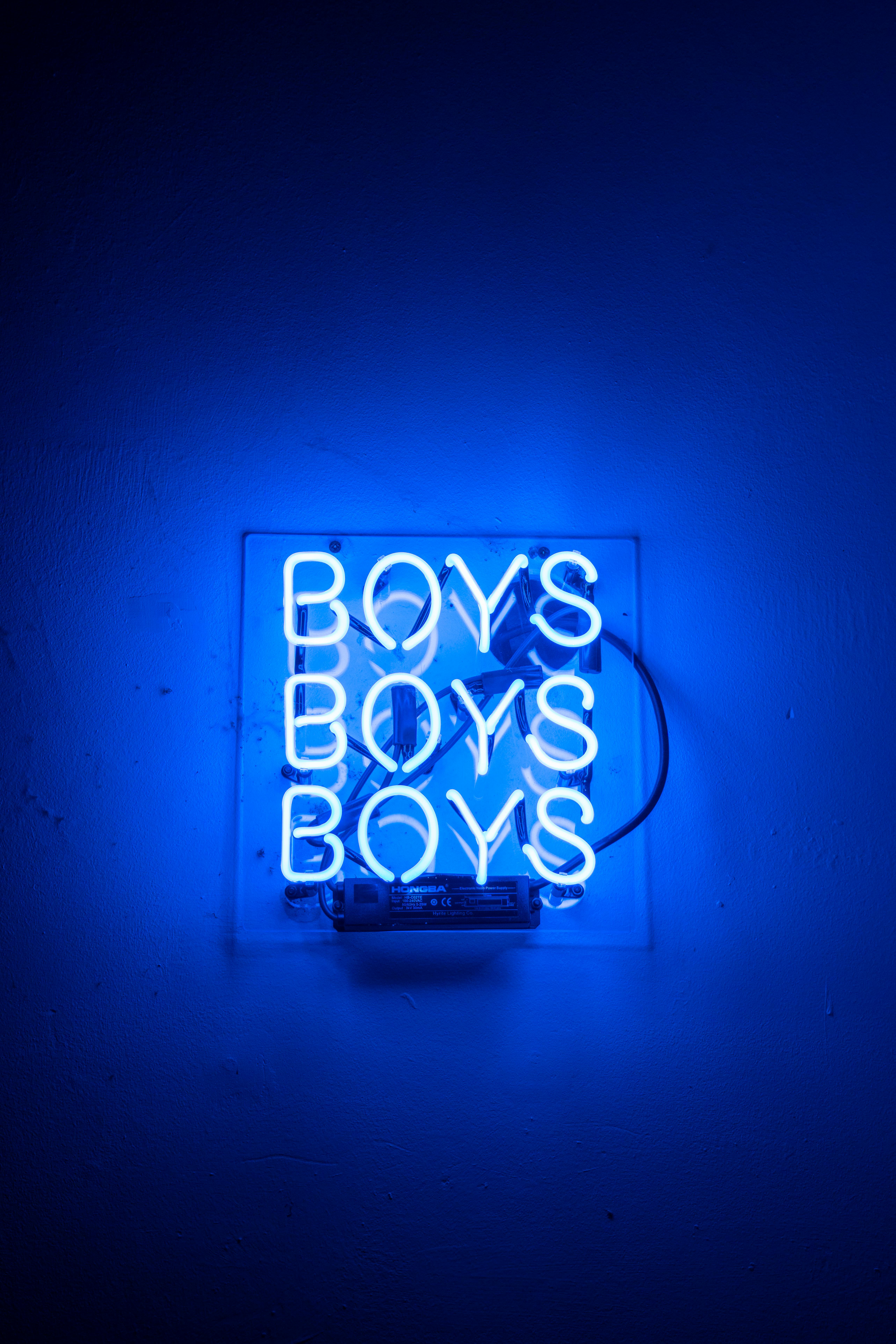 Letreiro neon azul com a palavra Boys, referência visual à série The Boys