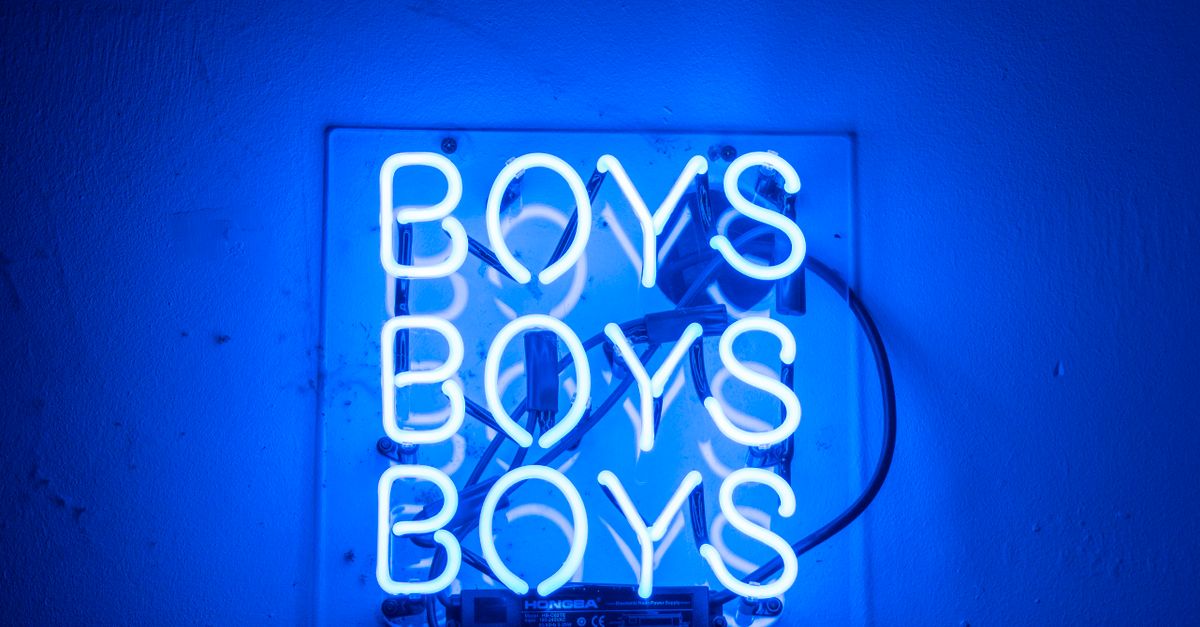 Letreiro neon azul com a palavra Boys, referência visual à série The Boys