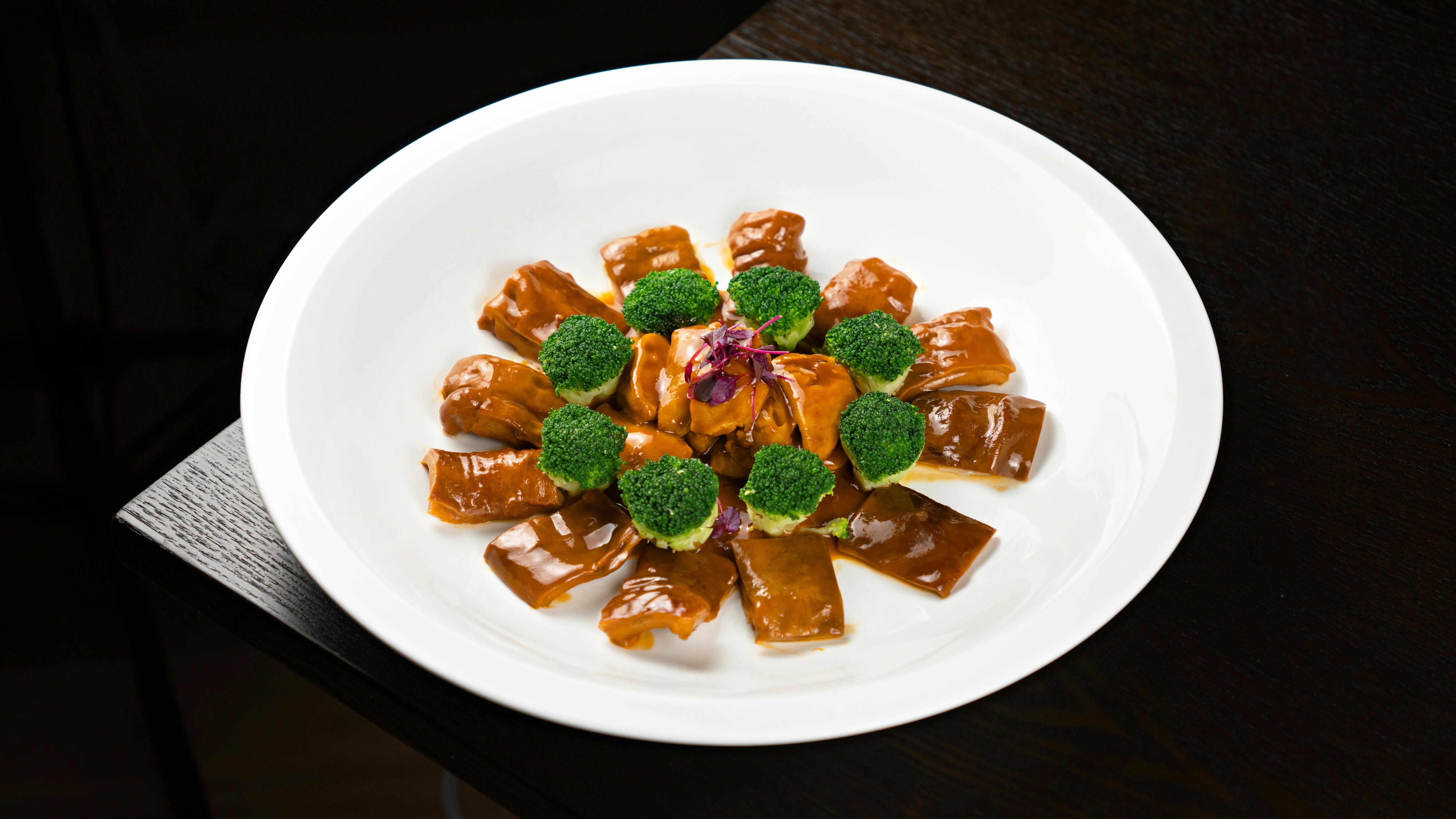 Hangzhou Dongpo Pork: Low-Oxygen Terracotta Vaporization and Sugar-Soy Caramelization