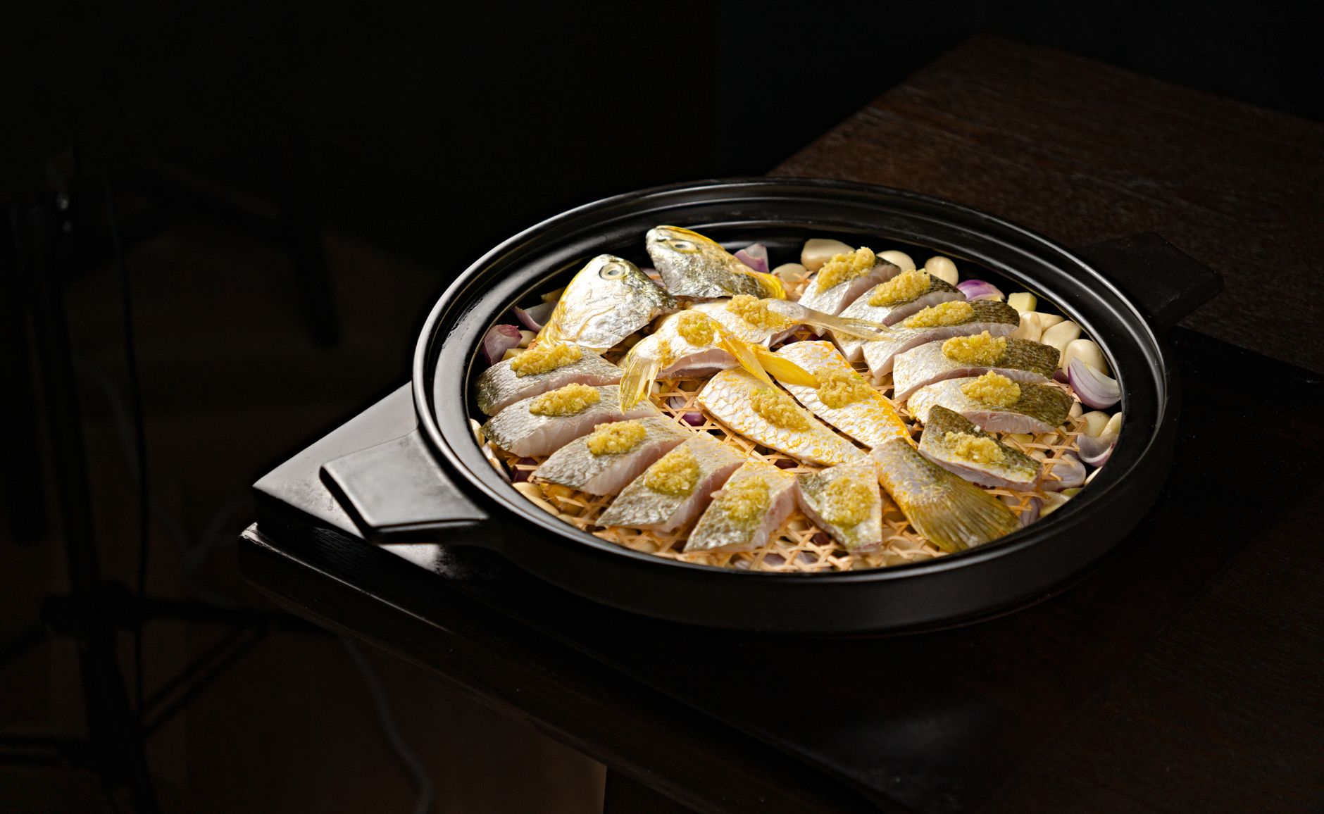 健康飲食不無味:5道簡單美味食譜 A delicious dish of fresh fish steamed with garlic and onions, perfect for a healthy dinner.