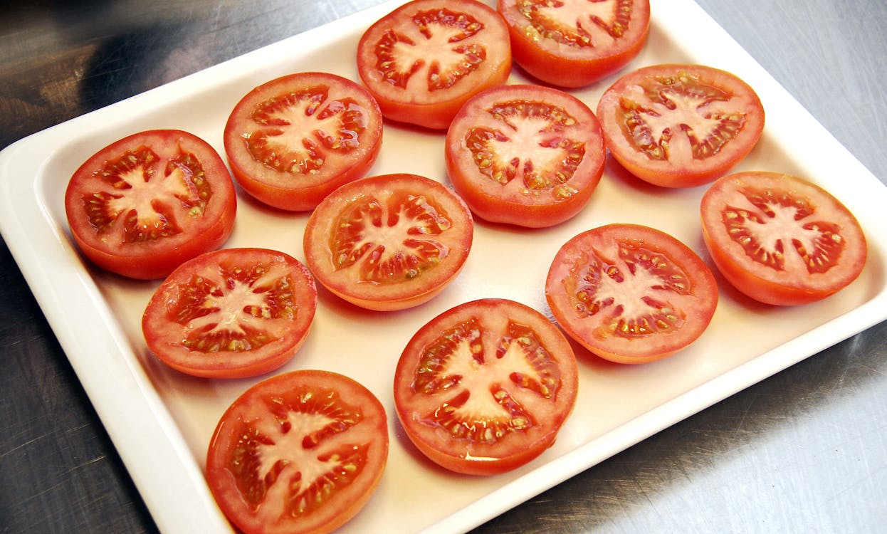 бесплатная Нарезанные помидоры на подносе Стоковое фото