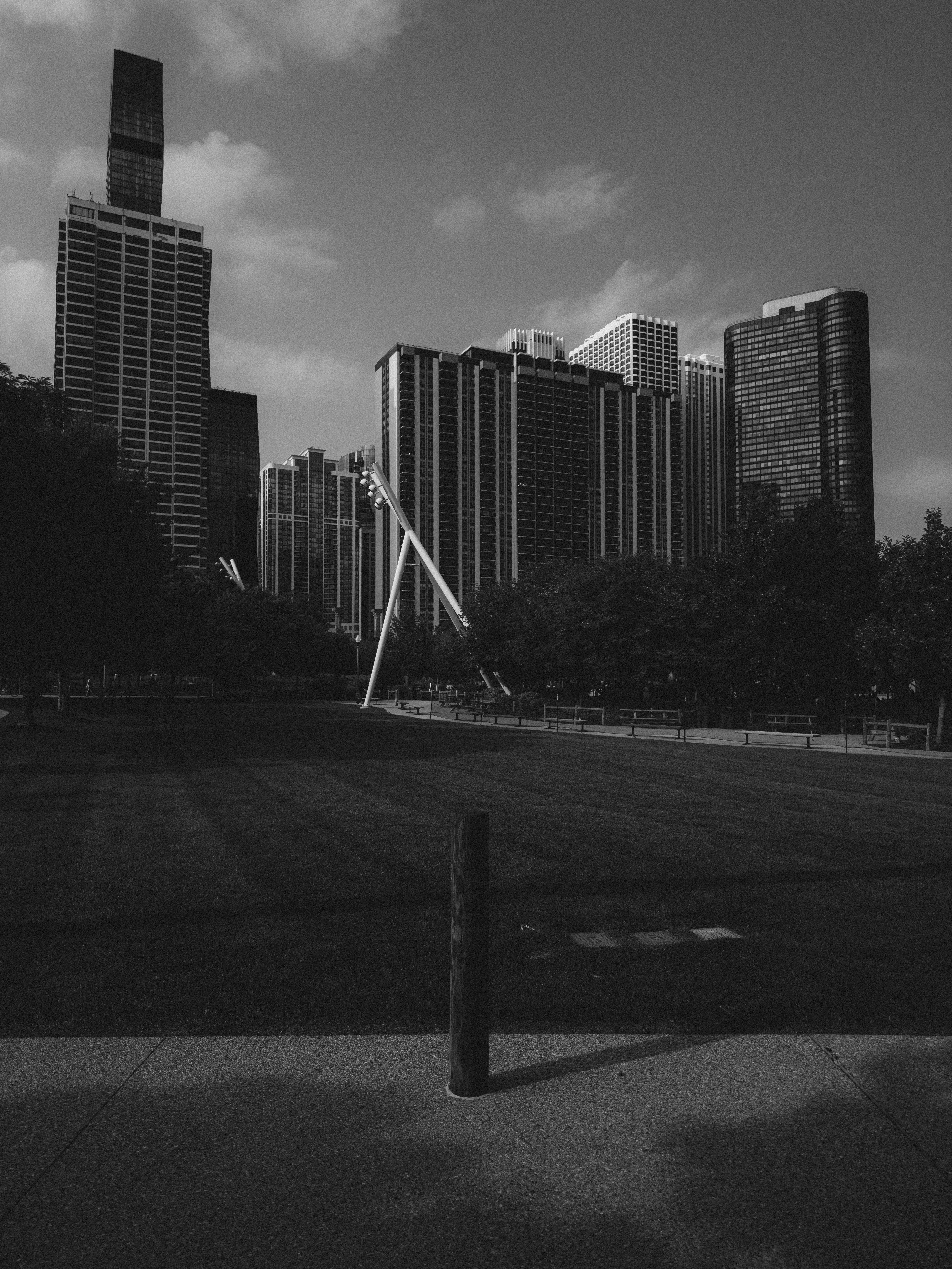 A black and white photo of a city skyline · Free Stock Photo