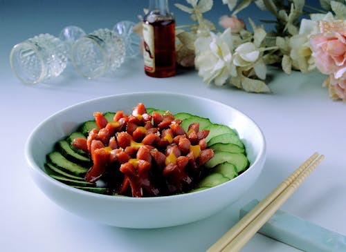 Gratis Fotografi Flat Lay Salad Sayuran Dengan Sepasang Sumpit Foto Stok