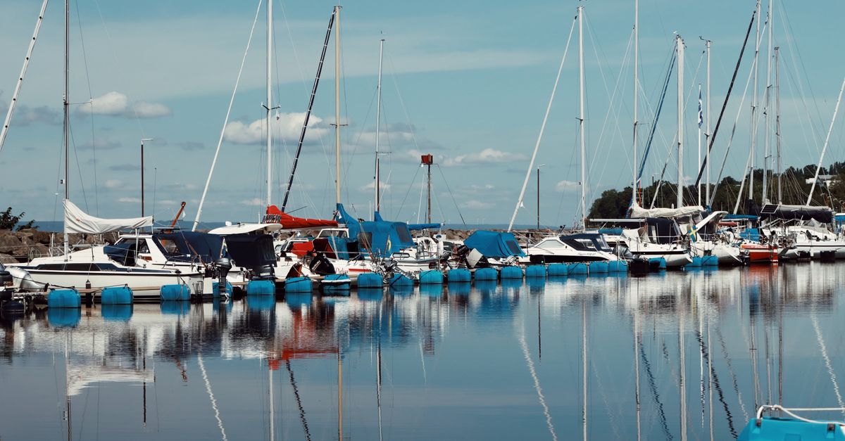 Viajero consultando el móvil con una eSIM en el puerto de Mariehamn, Islas Aland