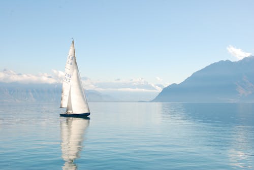 免费 白色帆船在水面上 素材图片