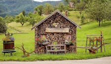 迷人的柴堆小屋坐落在风景如画的乡村，周围环绕着鲜花和绿植