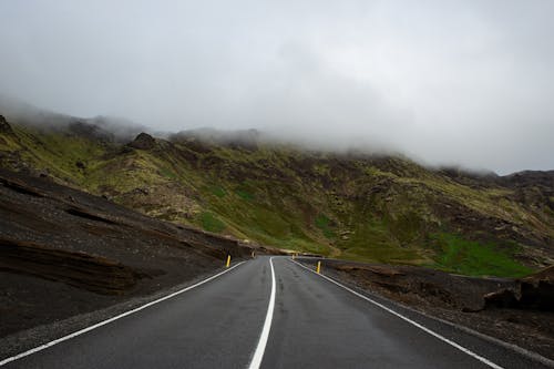 Carretera vacía a lo largo de la montaña.