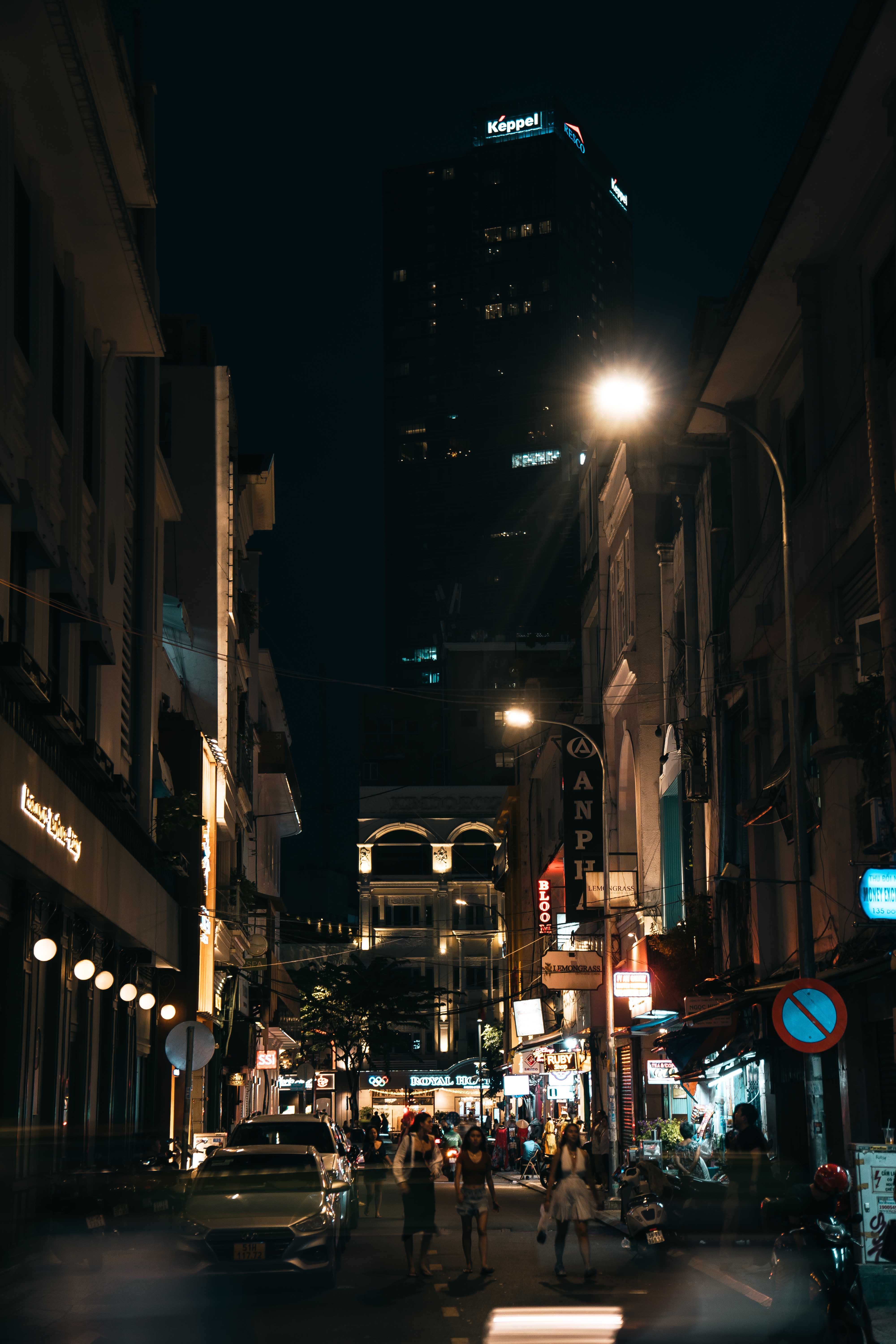Yeh nightlife to hai! Ho Chi Minh City ki streets raat ko kitni khoobsurat lagti hain 🌃🍺💃 #tolee #nightlifevibes #hochiminhcity